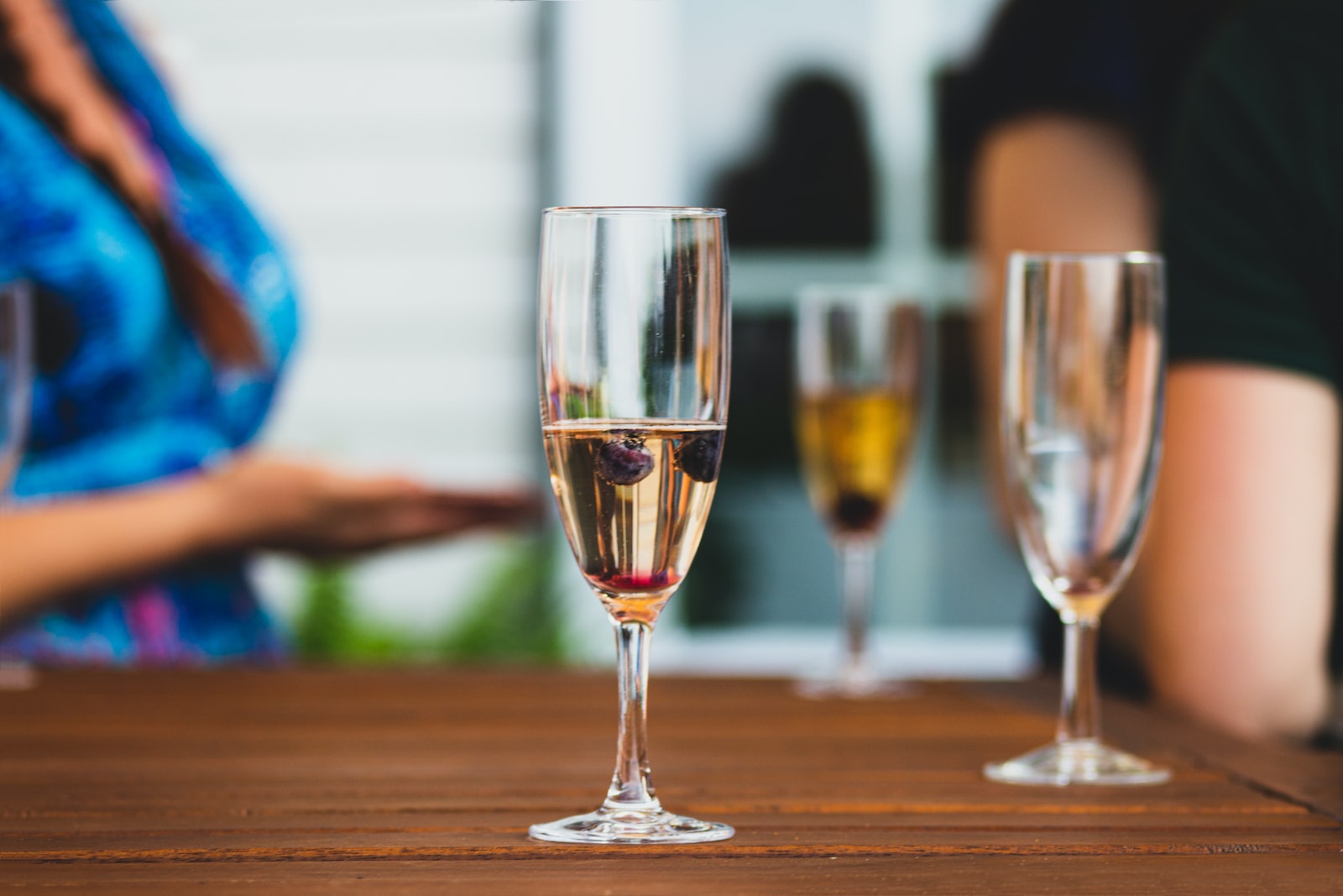 Photo par Sigmund clear wine glass on brown wooden table